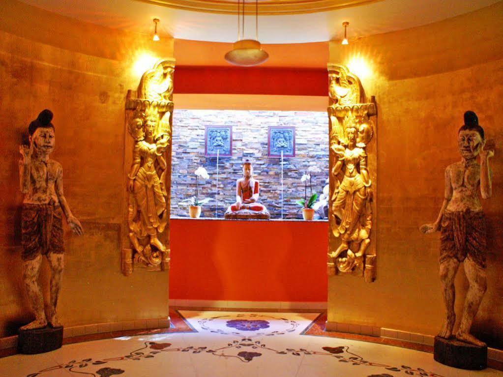 Grand Hotel Binz Bagian luar foto The bar at the entrance of the nightclub