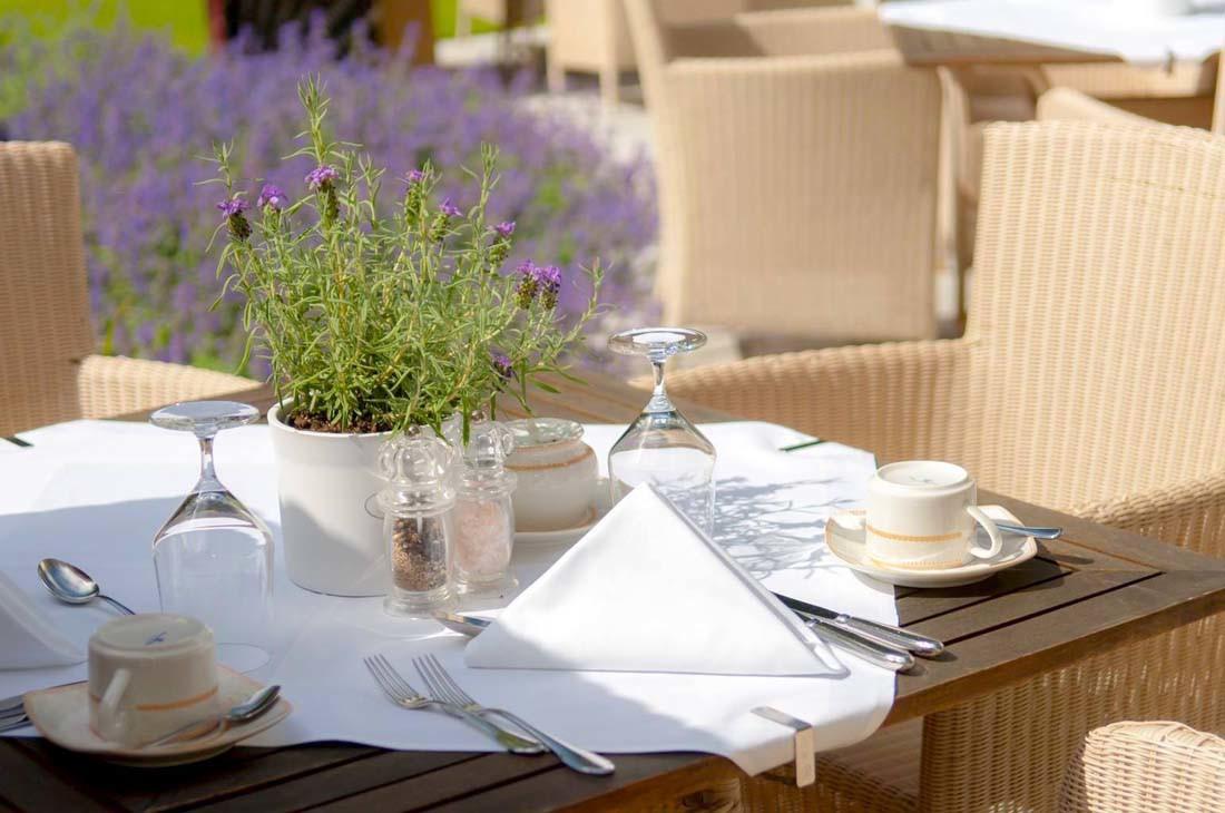 Grand Hotel Binz Bagian luar foto A table set for fine dining
