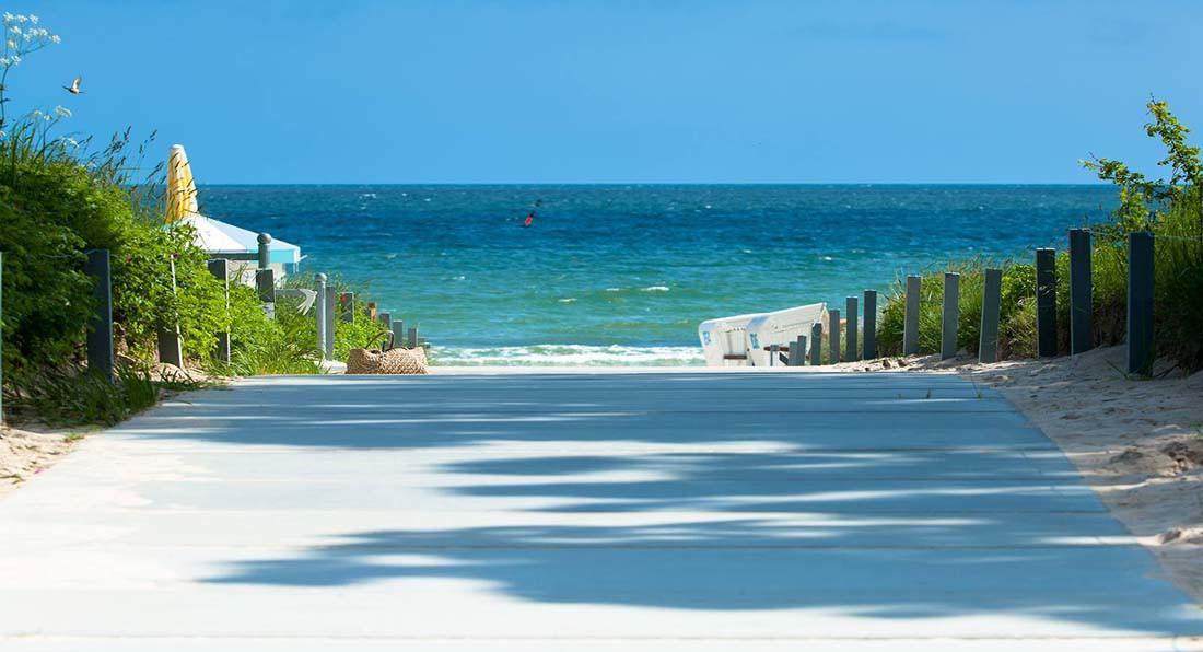 Grand Hotel Binz Bagian luar foto View of the beach from the boardwalk