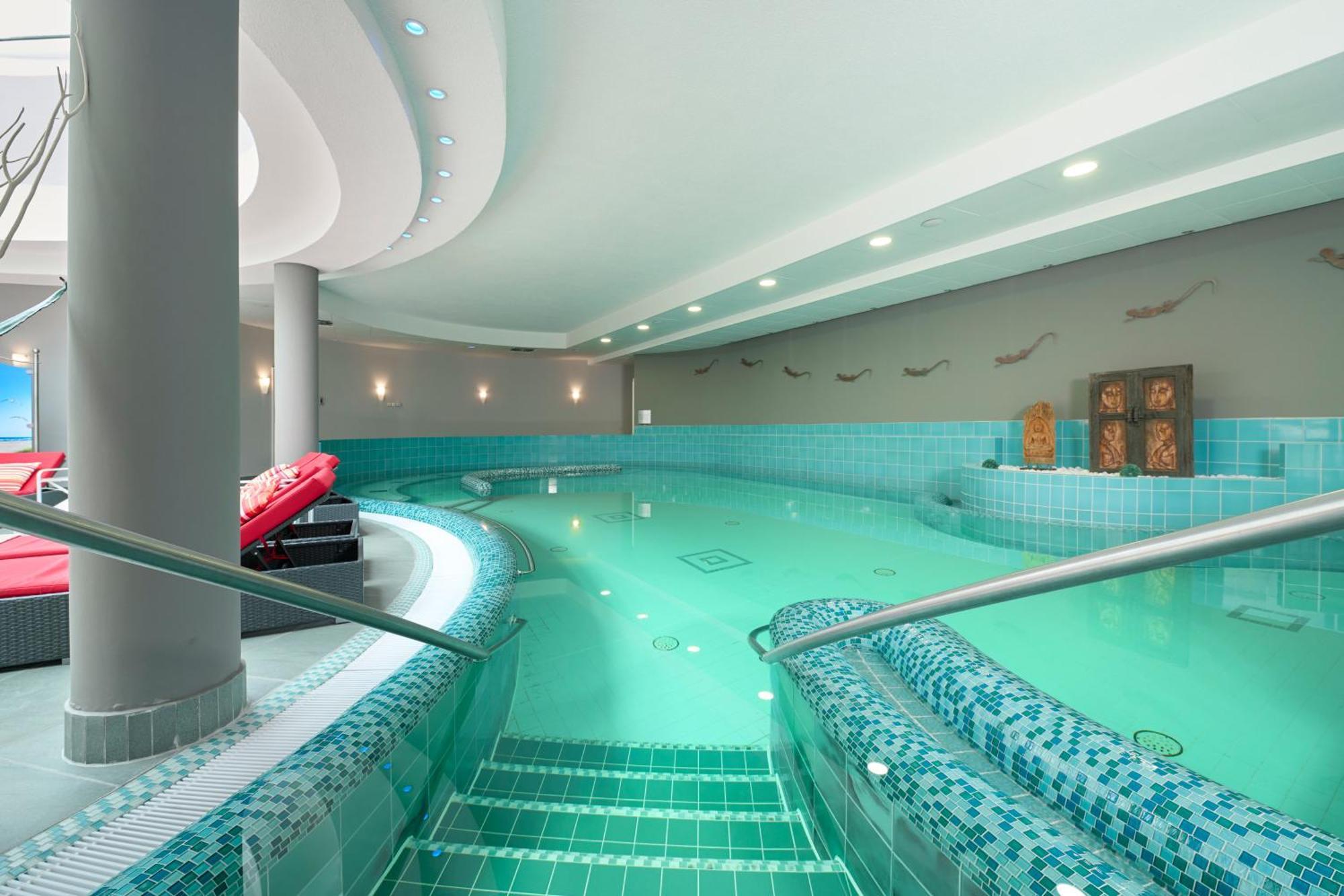 Grand Hotel Binz Bagian luar foto The swimming pool at the hotel