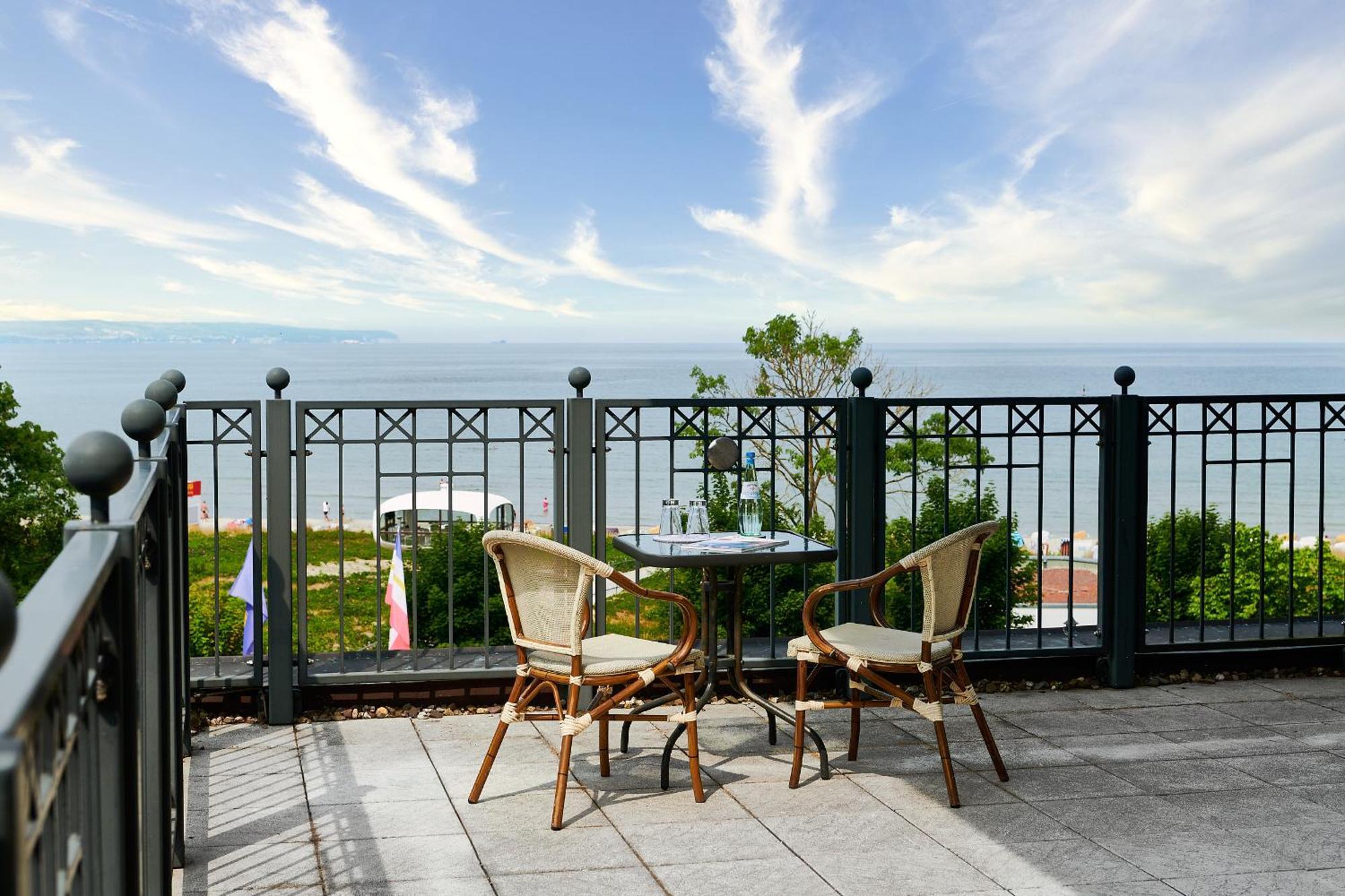 Grand Hotel Binz Bagian luar foto A balcony