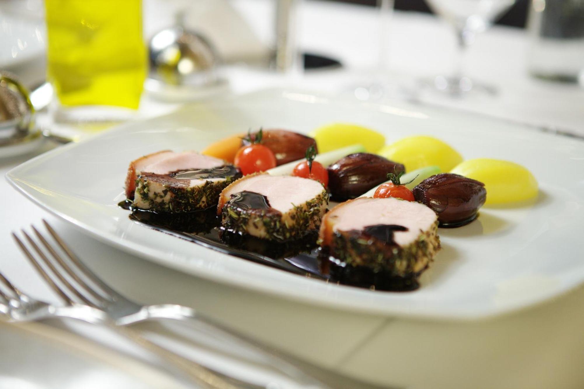 Grand Hotel Binz Bagian luar foto A plate of pork tenderloin