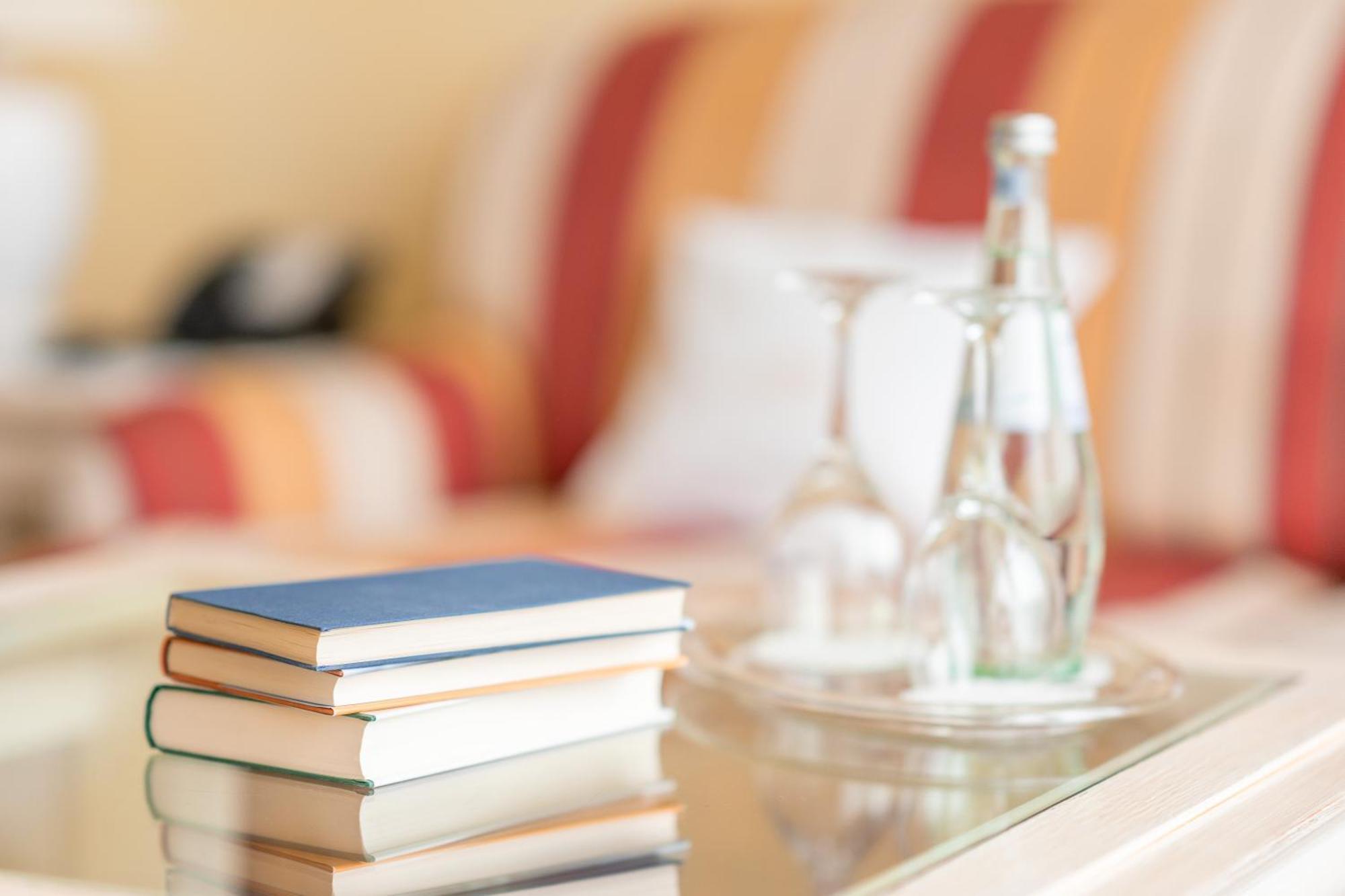 Grand Hotel Binz Bagian luar foto A stack of books