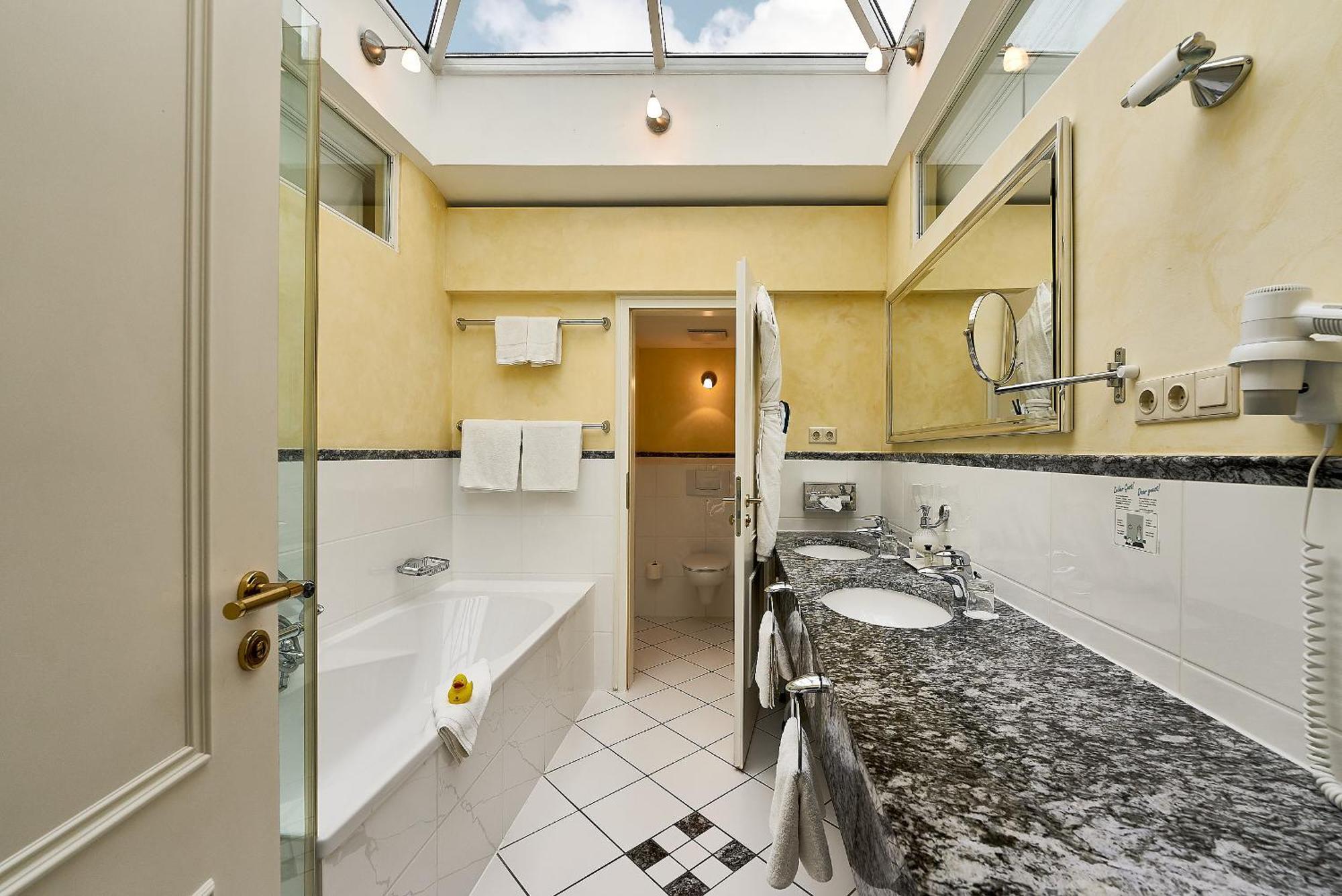 Grand Hotel Binz Bagian luar foto Bathroom