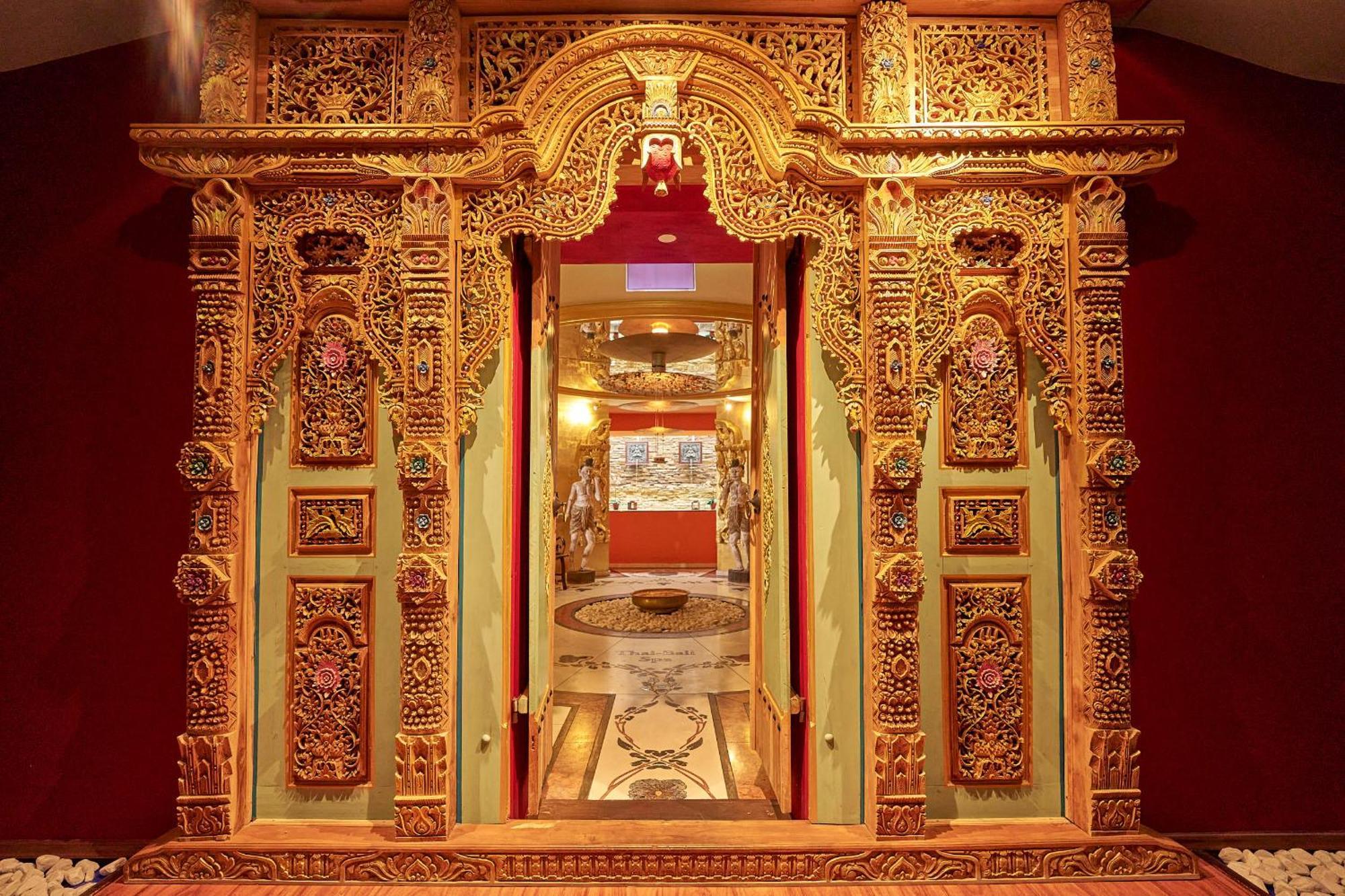 Grand Hotel Binz Bagian luar foto The shrine housing the Buddha's relics