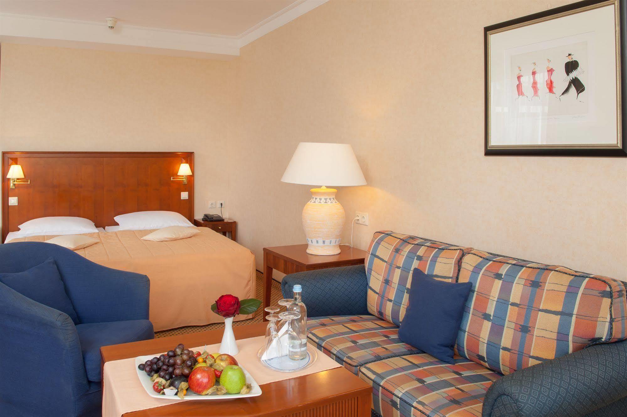 Grand Hotel Binz Bagian luar foto A room at the hotel