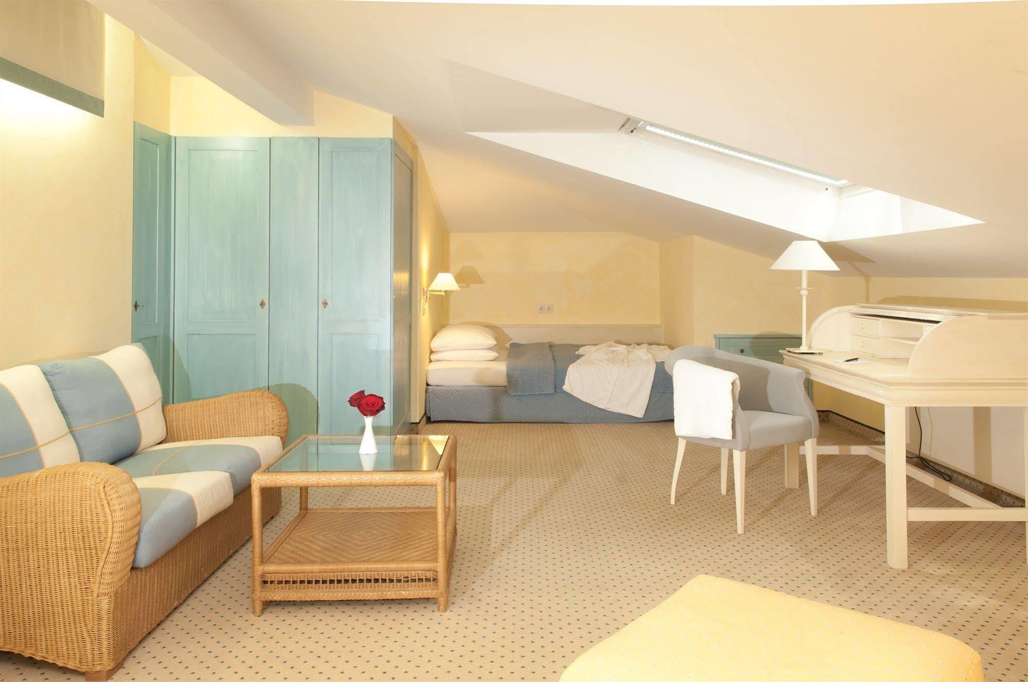 Grand Hotel Binz Bagian luar foto A typical room at the hotel