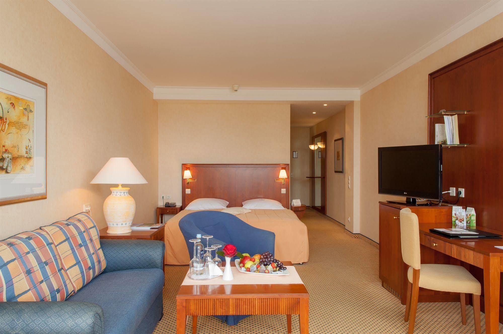 Grand Hotel Binz Bagian luar foto A typical hotel room