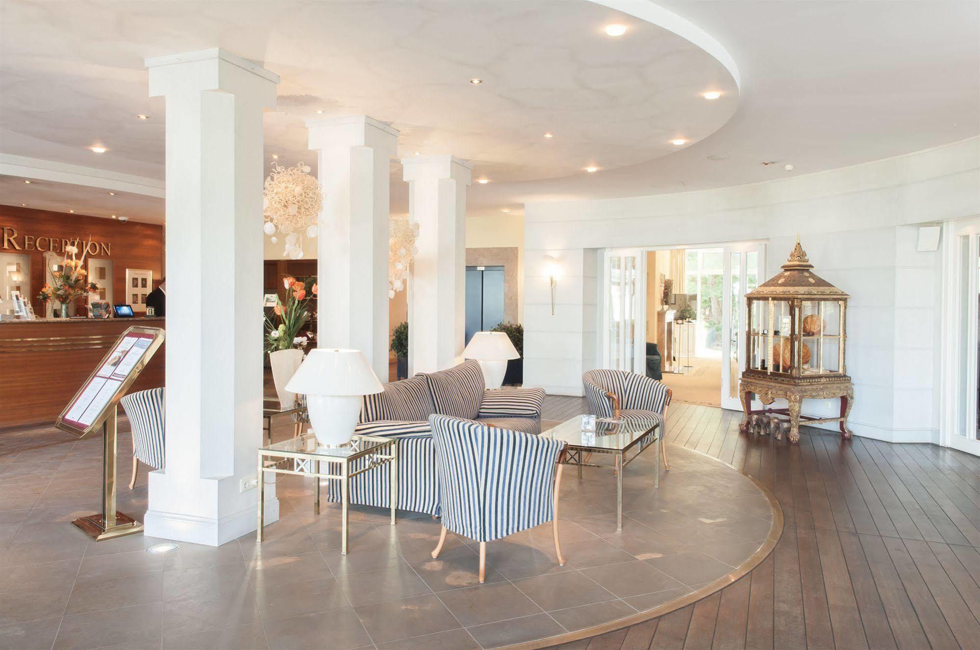 Grand Hotel Binz Bagian luar foto The lobby of the hotel