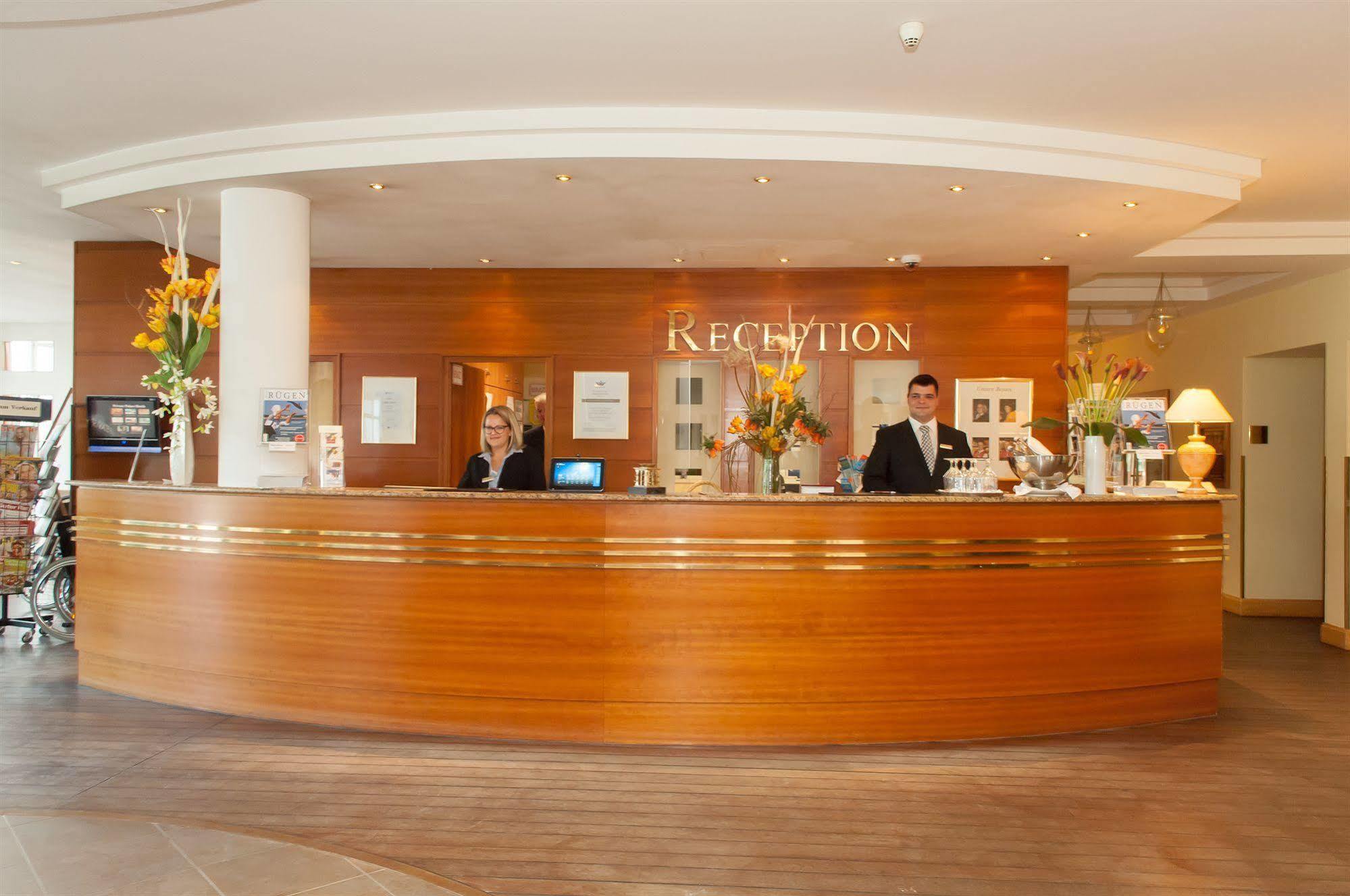 Grand Hotel Binz Bagian luar foto Reception desk at a hotel