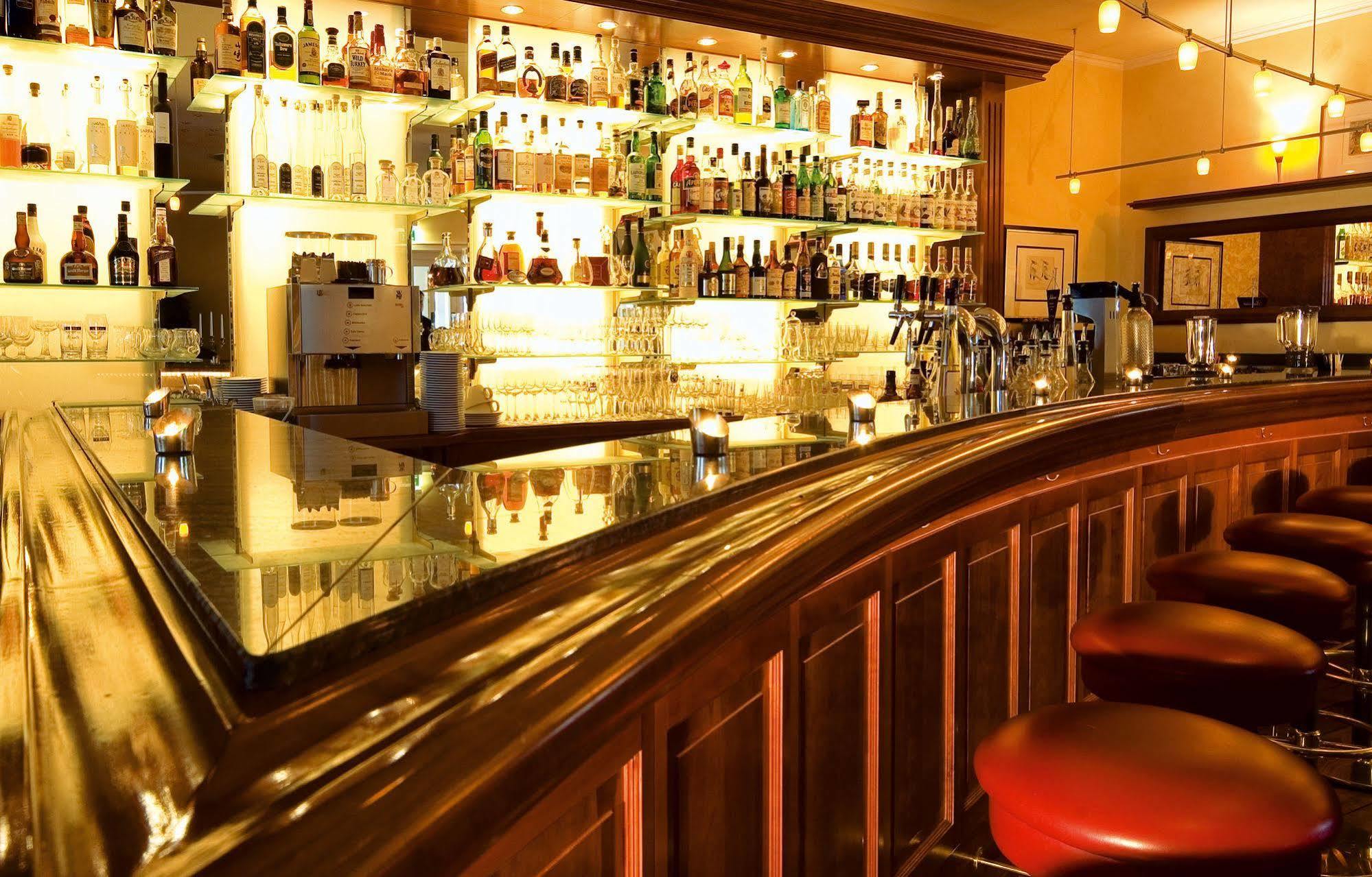 Grand Hotel Binz Bagian luar foto The bar at the 21 Club
